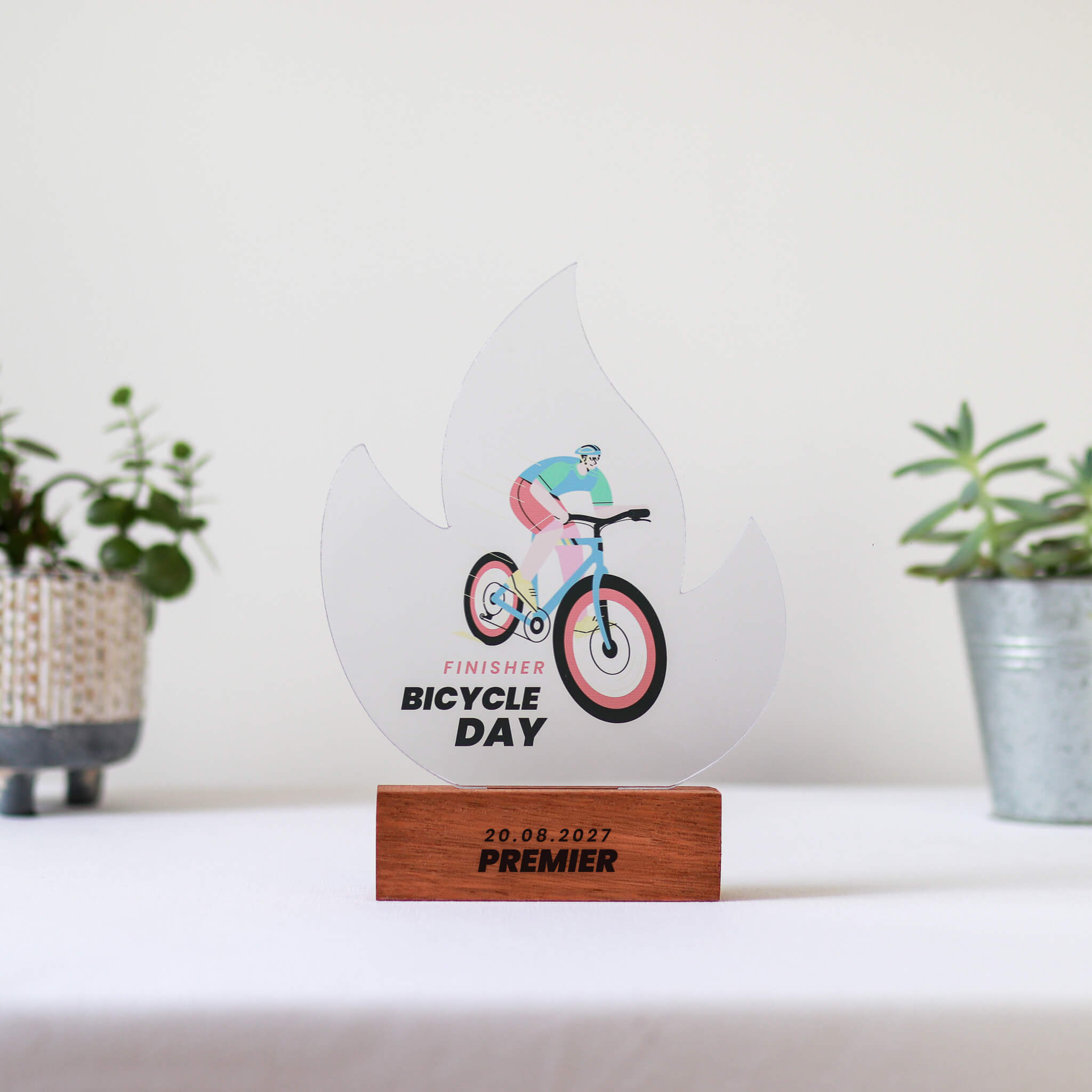 Trophée personnalisé en bois ou plexiglass – fabrication sur mesure