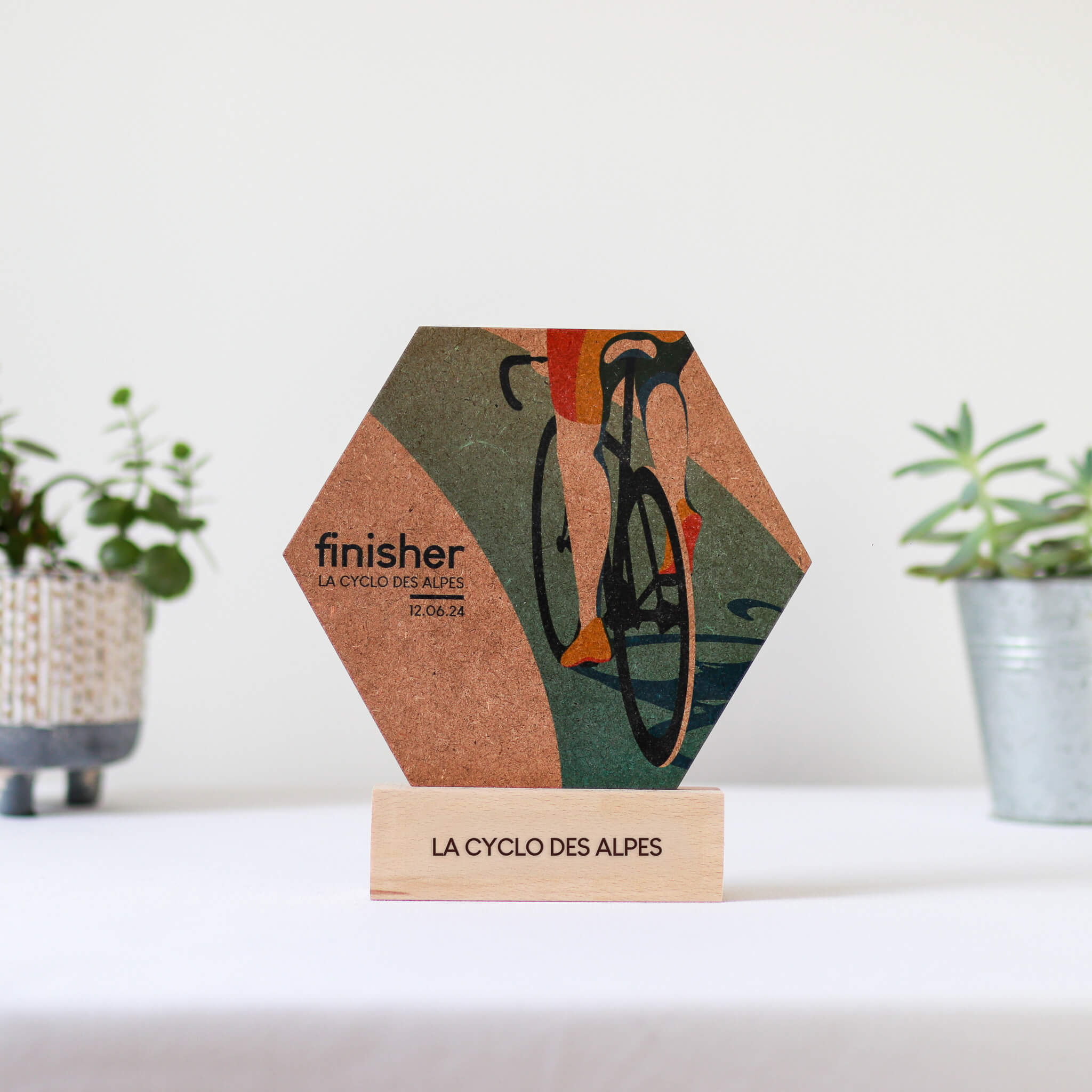 Trophée personnalisé en bois ou plexiglass – fabrication sur mesure
