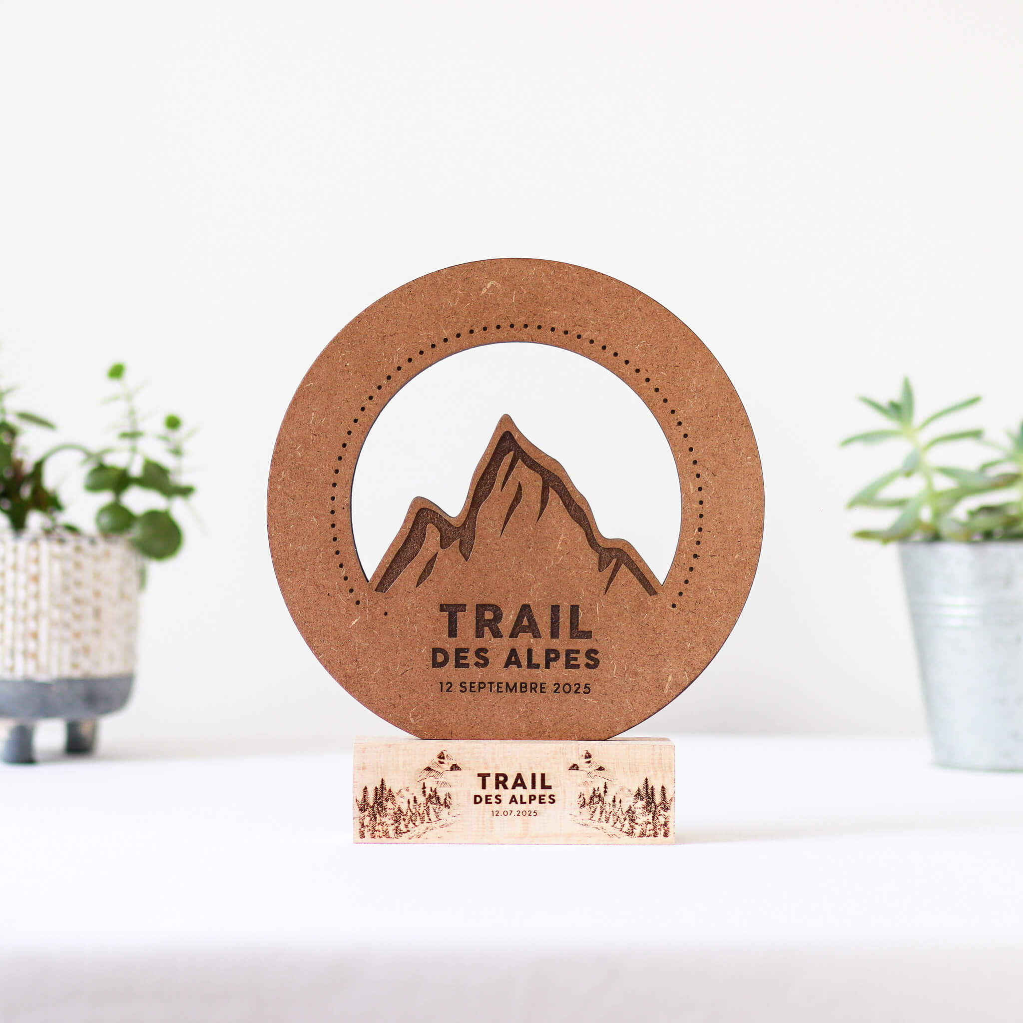 Trophée personnalisé en bois ou plexiglass – fabrication sur mesure