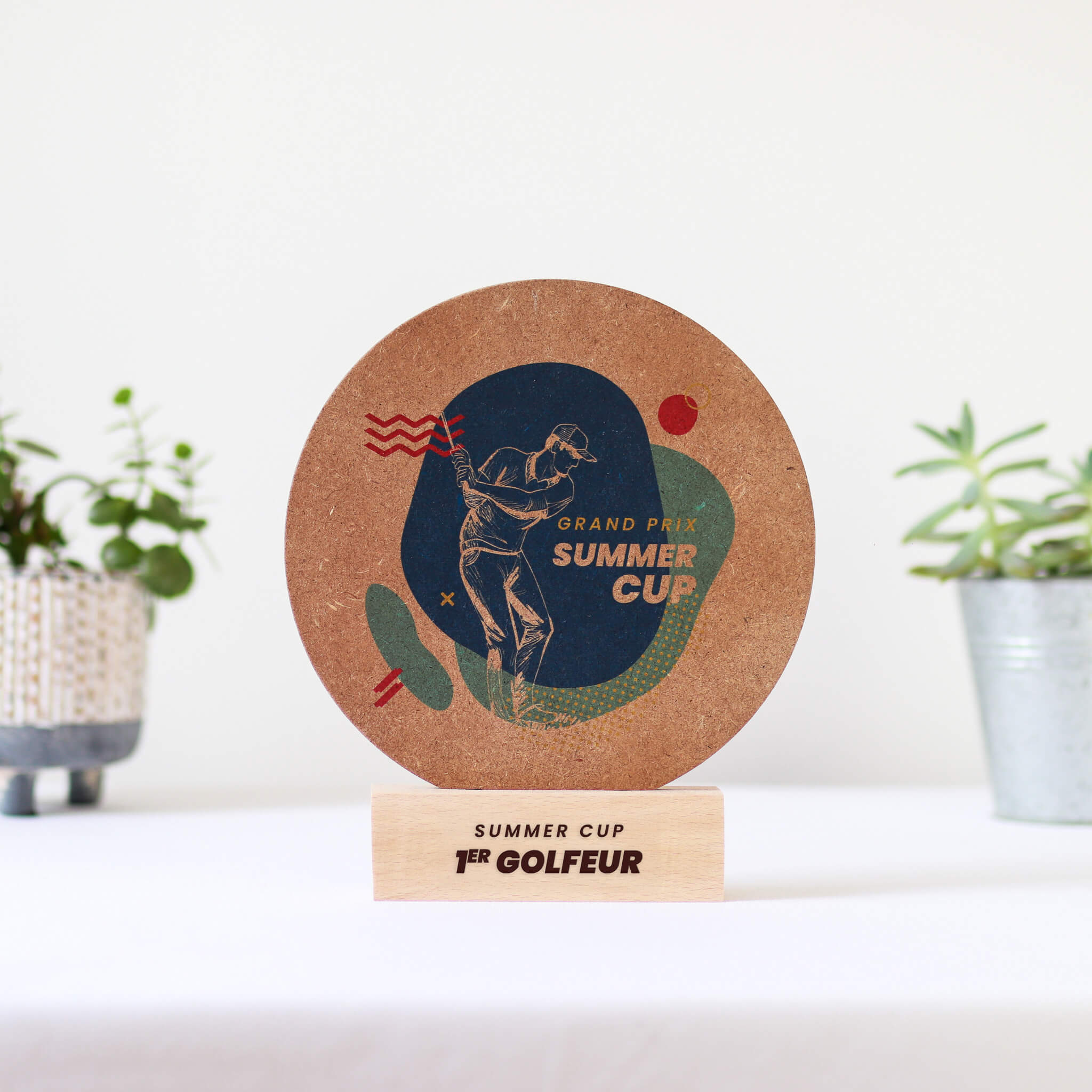 Trophée personnalisé en bois ou plexiglass – fabrication sur mesure