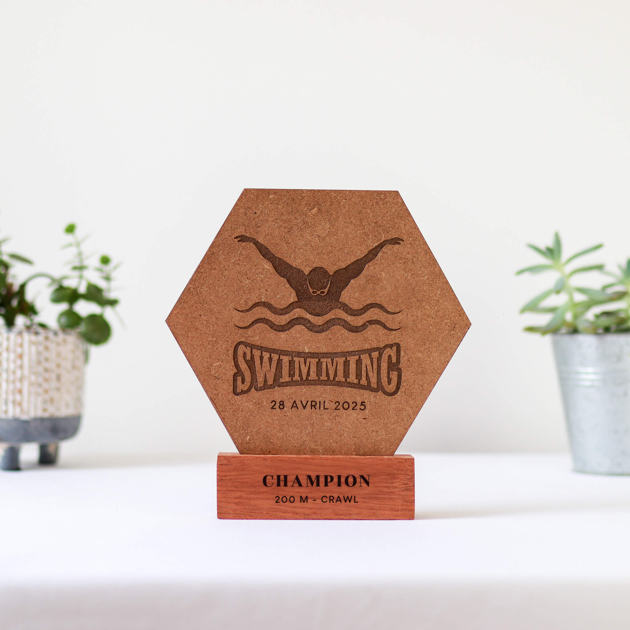 Trophée personnalisé en bois ou plexiglass – fabrication sur mesure