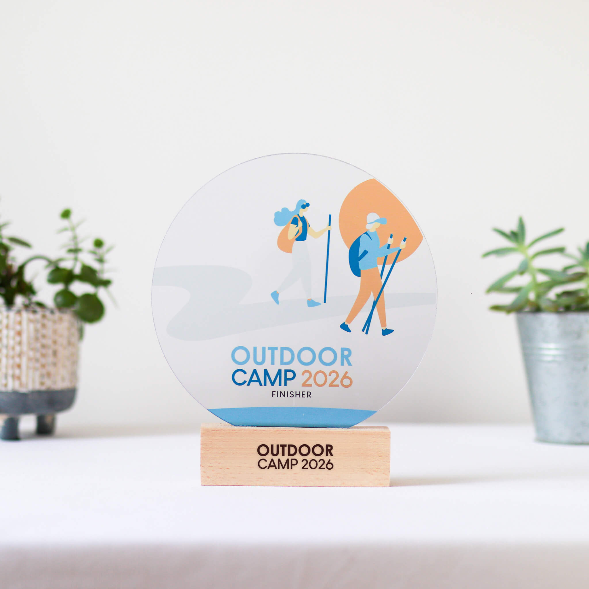 Trophée personnalisé en bois ou plexiglass – fabrication sur mesure