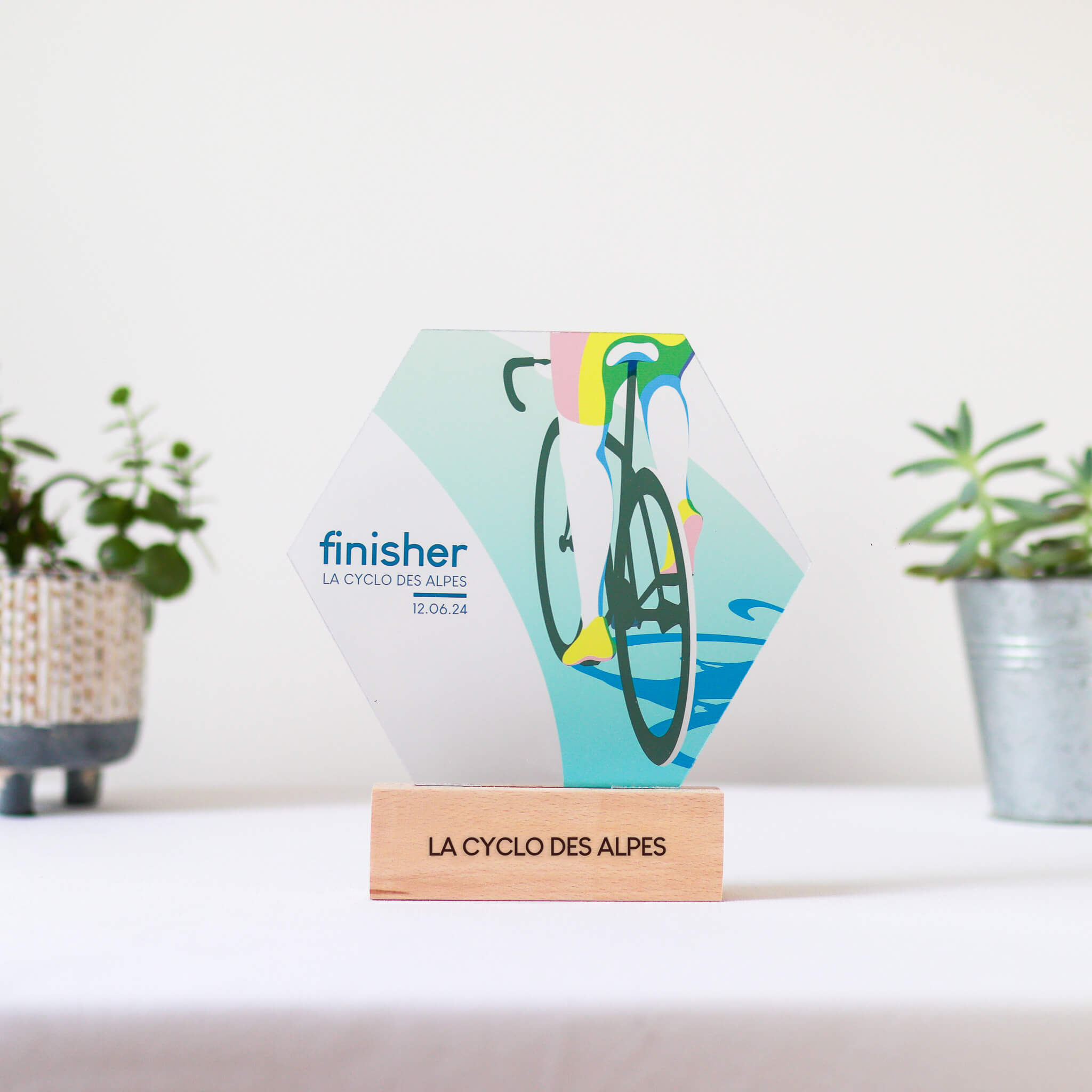 Trophée personnalisé en bois ou plexiglass – fabrication sur mesure