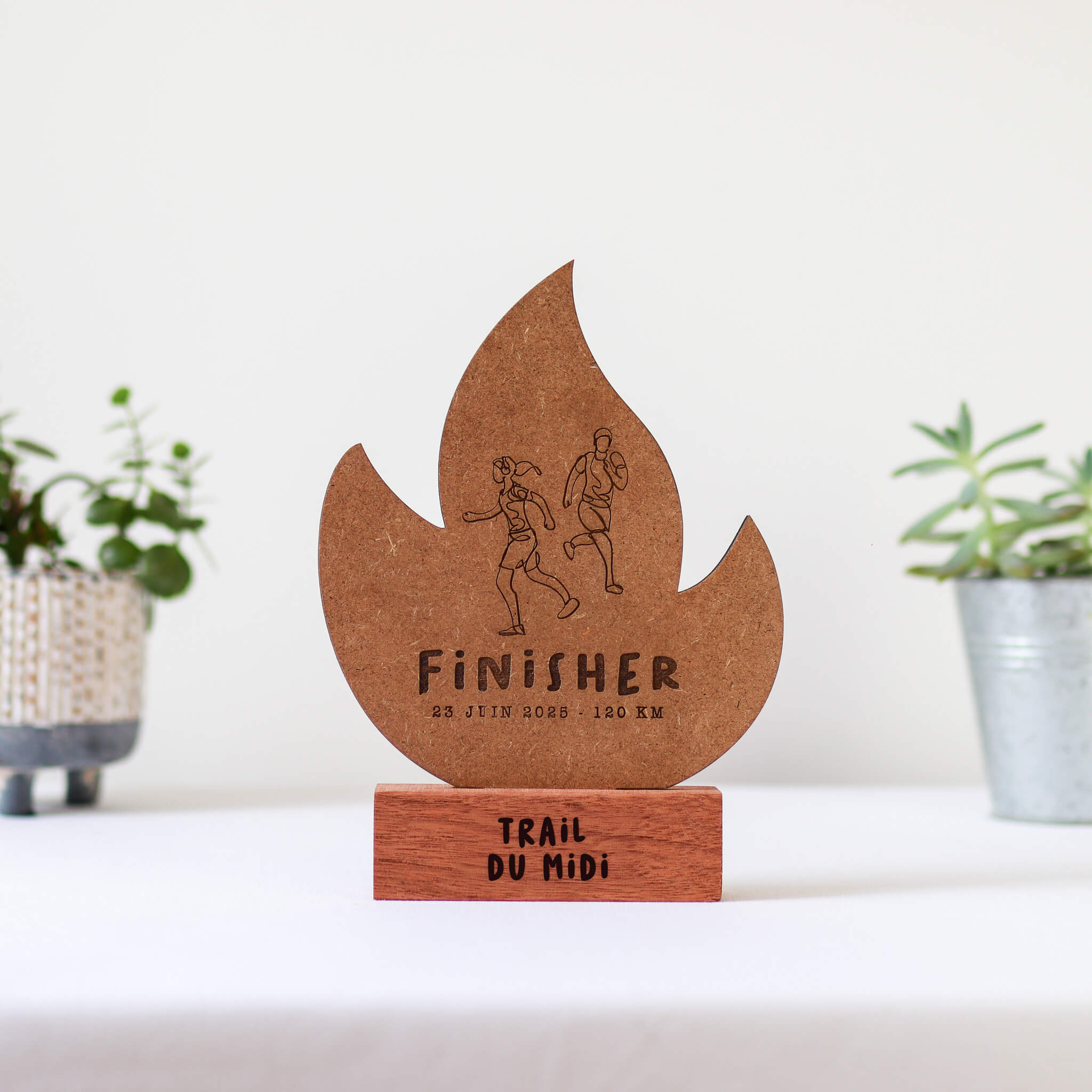 Trophée personnalisé en bois ou plexiglass – fabrication sur mesure