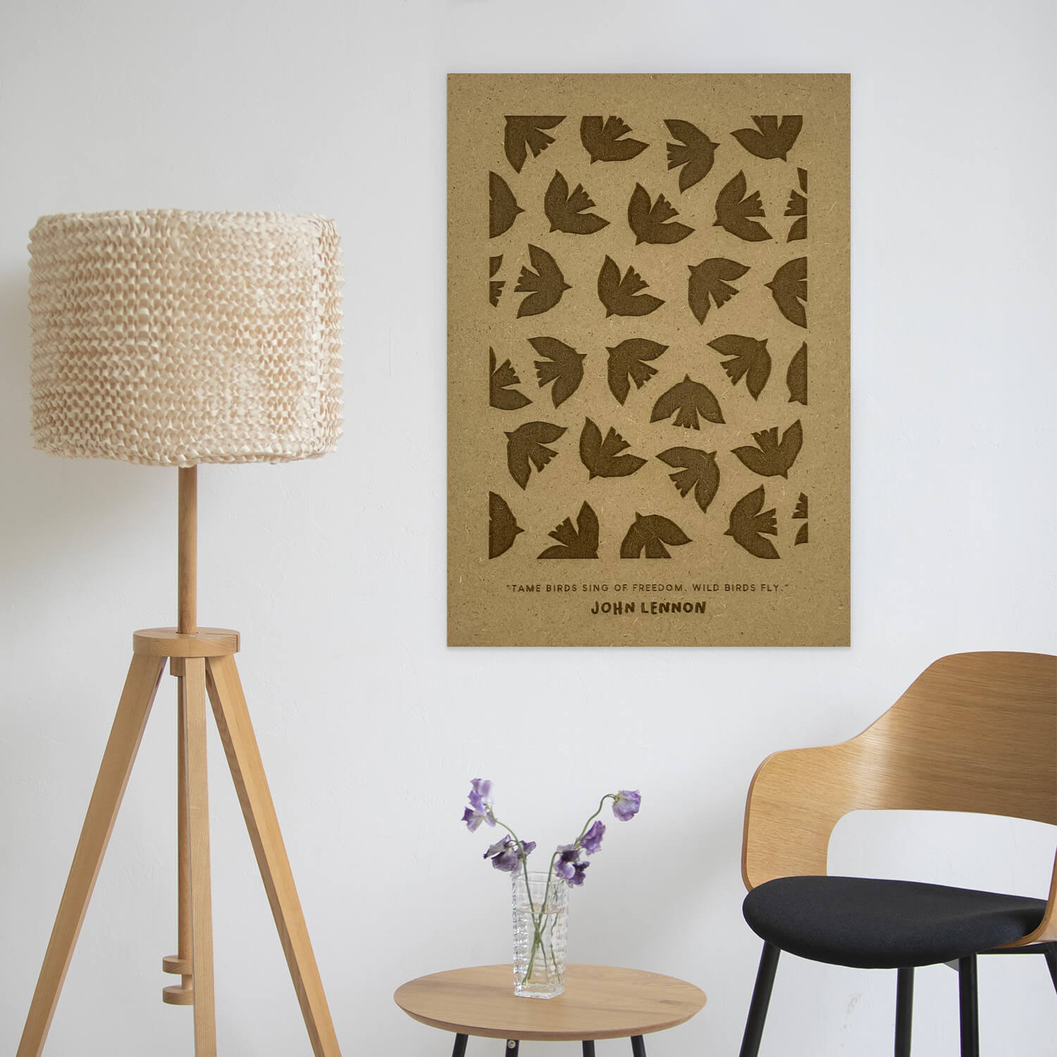 Ce poster en bois est une création originale de Léa Lévi, inspirée par une célèbre citation du chanteur John Lennon sur la liberté.