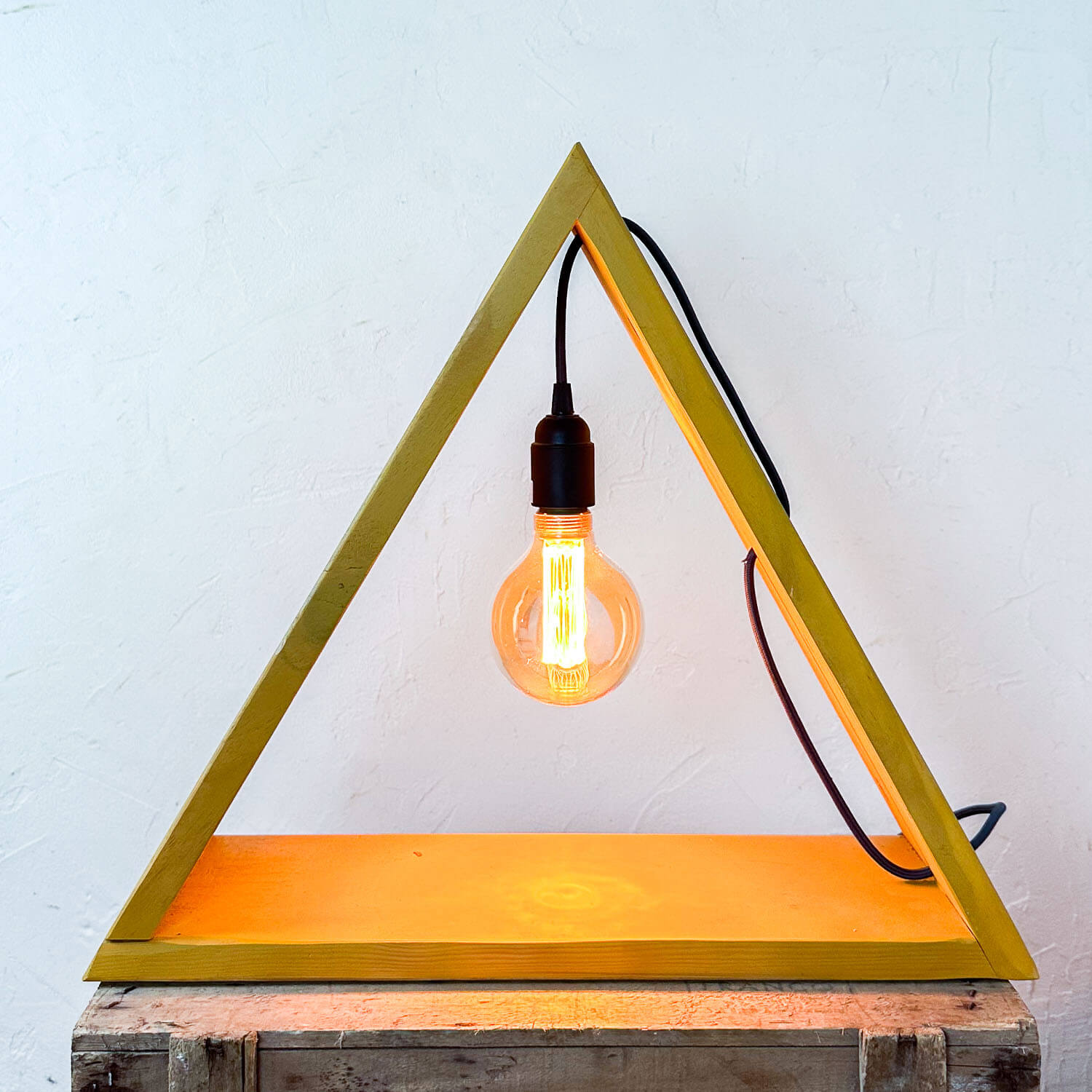Lampe triangle bois