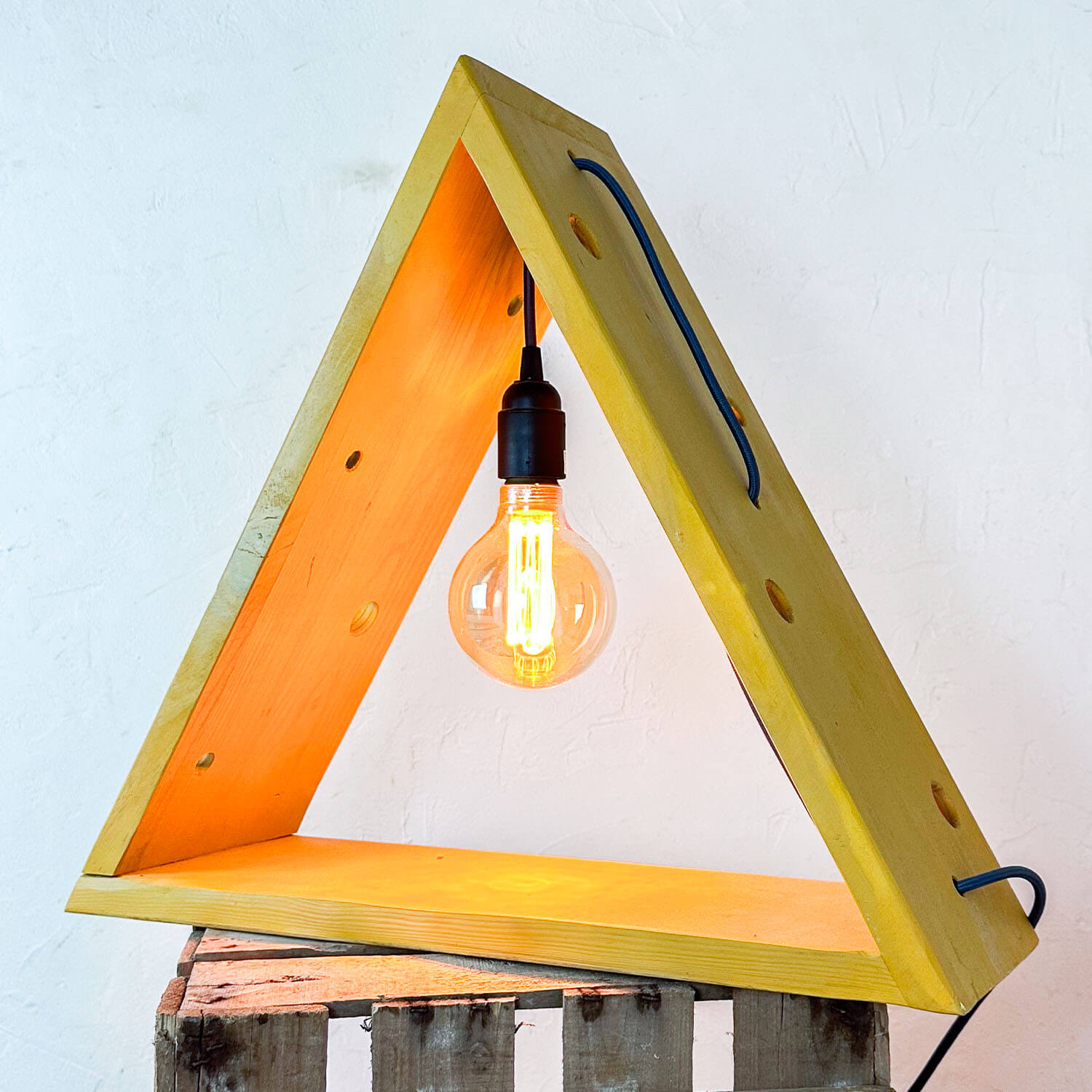 Lampe triangle bois