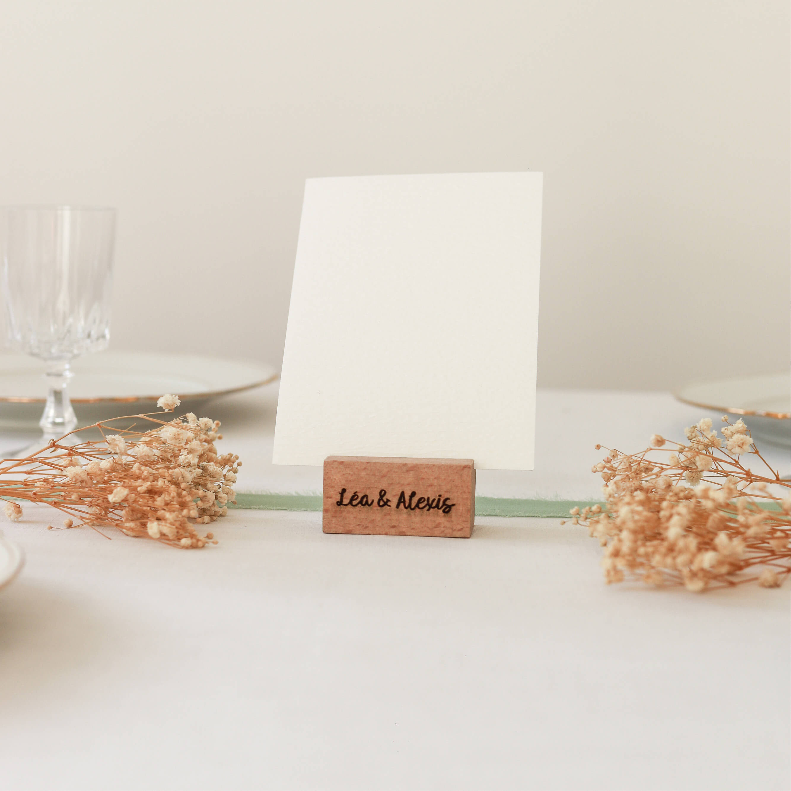 Porte Menu Flyer en bois gravé - Woodler